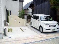 車庫まわり 自然石乱形貼りデザイン