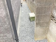 犬走り 防犯砂利敷き バラス砕石 防草シート加工