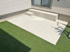 人工芝 防草シート加工 グリーンフィールド リアリーターフ ミドル 25mm タイルデッキ 壁2面 LIXIL グレイスランド ベーシック