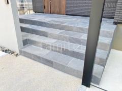 玄関アプローチ階段 床タイル貼り 施主支給